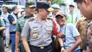 Kapolda Metro Jaya Irjen Pol M Iriawan bersama Pangdam Jaya Mayjen Teddy Lhaksmana berbincang dengan warga di TPS 4 Gambir, Jakarta Pusat, Rabu (15/2). Kapolda bersama Pangdam memantau pelaksanaan Pilkada DKI 2017di sejumlah TPS. (Dok. Istimewa)