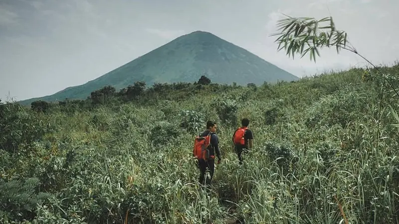 Gunung Lemongan di Jawa Timur.