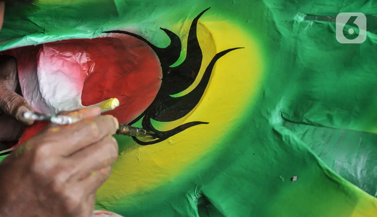 Pekerja saat menyelesaikan pembuatan Liong dan Barongsai di kawasan Babakan Pasar, Bogor, Jawa Barat, Senin (17/1/2022). Barongsai dibanderol dengan harga jual mulai Rp5 juta per buah sementara liong dihargai mulai Rp8 juta per buah. (merdeka.com/Iqbal S Nugroho)
