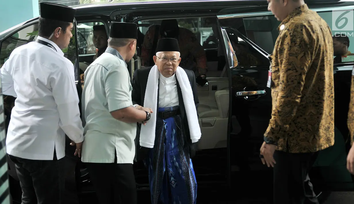 Calon Wakil Presiden dari nomor urut 01 KH Ma'ruf Amin saat tiba di Kantor Majelis Ulama Indonesia (MUI), Jakarta, Selasa (13/11). Kedatangan Ma'ruf Amin untuk memimpin rapat rutin bersama petinggi dan anggota MUI. (Merdeka.com/Iqbal S. Nugroho)