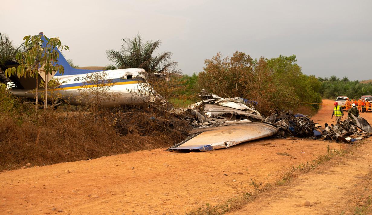 Puing pesawat penumpang Douglas DC-3 yang jatuh di provinsi dataran Kolombia, Meta, San Martin, Kolombia (9/3). Pesawat bermesin ganda jatuh dalam penerbangan di antara dua kota yakni San Jose del Guaviare dan Vilavicencio. (Reuters/Santiago Molina)