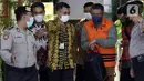 Mantan Wali Kota Yogyakarta, Haryadi Suyuti (rompi oranye) menuju mobil tahanan usai rilis penetapan dan penahanan tersangka di Gedung KPK, Jakarta, Jumat (3/6/2022). Haryadi Suyuti bersama tiga orang lainnya ditahan KPK terkait suap pengurusan perizinan di wilayah Pemkot Yogyakarta. (Liputan6.com/Helmi Fithriansyah)