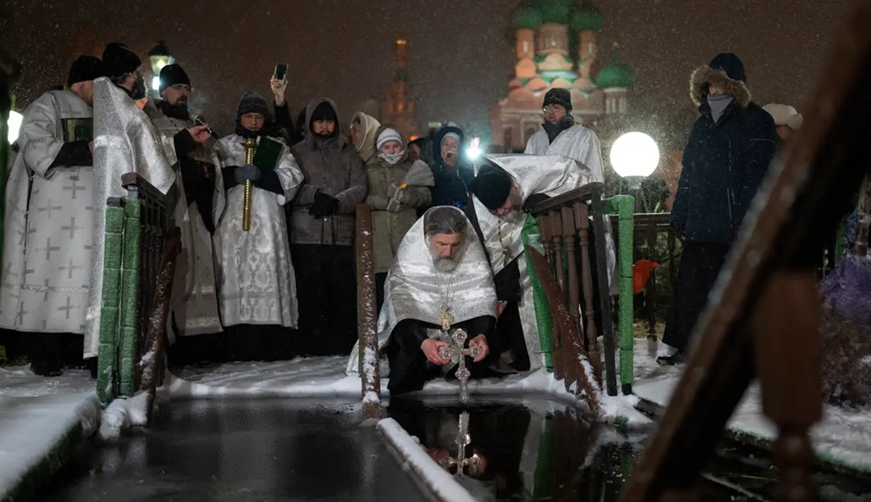 Ribuan pengikut Gereja Ortodoks Rusia terjun ke sungai dan kolam es di seluruh negeri untuk menandai Epiphany, pembersihan diri mereka dengan air yang dianggap suci untuk hari itu. (AP Photo/Alexander Zemlianichenko)