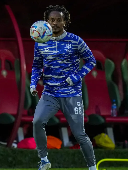 Bek Al Hilal Saud Abdulhamid menatap bola saat sesi latihan jelang laga final Piala Dunia Antarklub 2022 melawan Real Madrid, di Complexe Mohammed VI Football di Rabat, Maroko, Jumat (10/2/2023). Sebelumnya mereka juga mengandaskan tim tuan rumah, Wydad Casablanca melalui adu penalti. (AP Photo/Manu Fernandez)