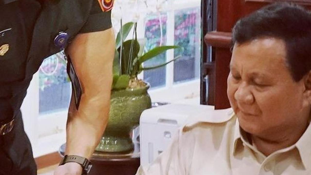 VIDEO: Deddy Corbuzier Minder Lihat Prabowo Minum Kopi Dikasih Tepuk Tangan, "Itu Bangga atau Takut?"