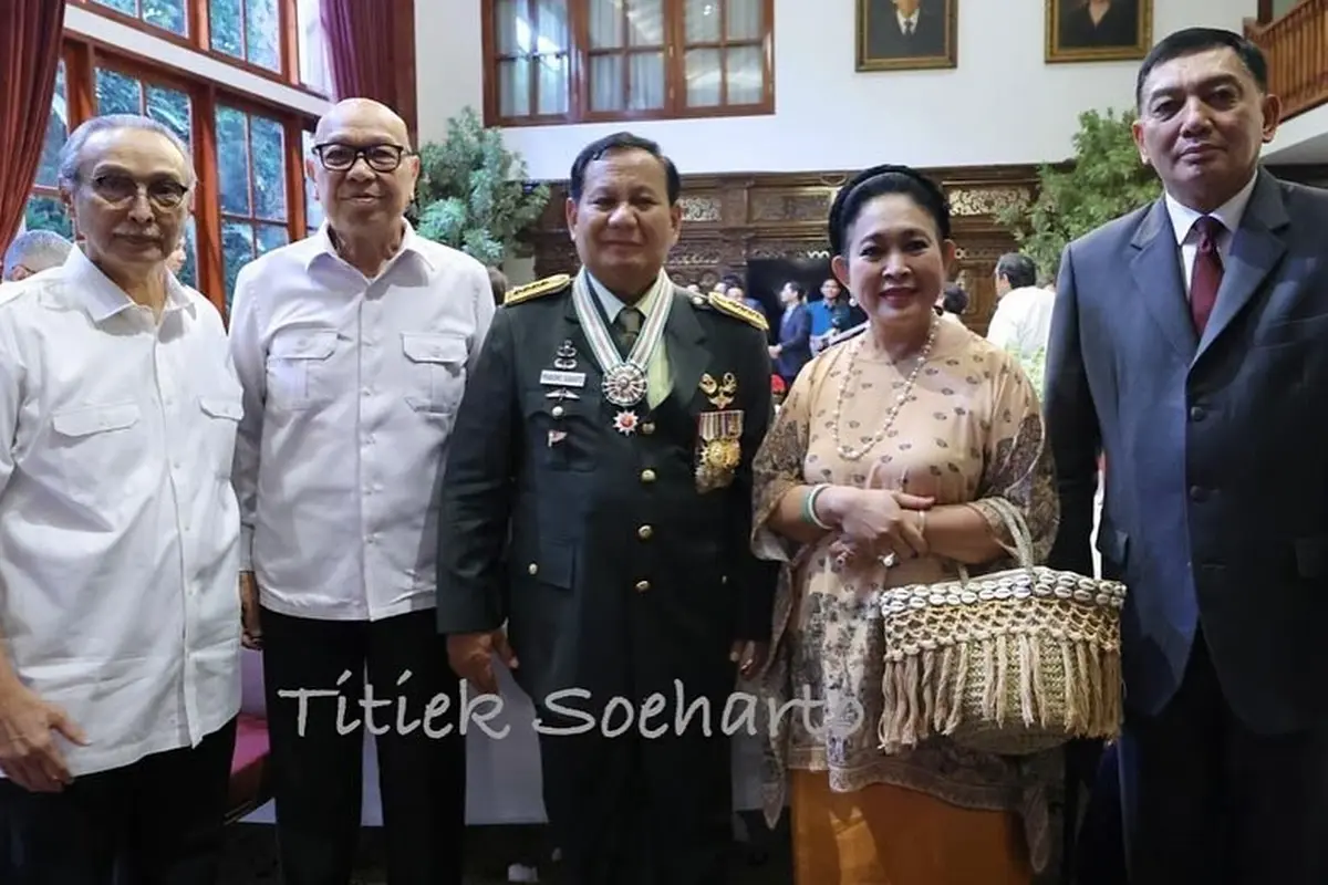Potret Titiek Soeharto Hadiri Acara Syukuran Kenaikan Pangkat Prabowo, Tampil Anggun Berbalut Baju Etnik