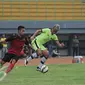 Pesepakbola Persipasi Bandung Raya (PBR), Dallen Doke (kedua kiri) menahan pergerakan pemain Bekasi Putra di Stadion Patriot, Bekasi, Selasa (25/8/2015). PBR unggul 3-1 atas Bekasi Putra. (Liputan6.com/Helmi Fithriansyah) 