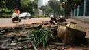 Kondisi pedestrian di sekitar Jalan Asia Afrika, Jakarta, Selasa (24/5/2016). Pasca pembongkaran lapak pedagang tanaman pekan lalu, sisa sisa pembongkaran masih terlihat dan membuat kondisi trotoar terlihat berantakan. (Liputan6.com/Helmi Fithriansyah)