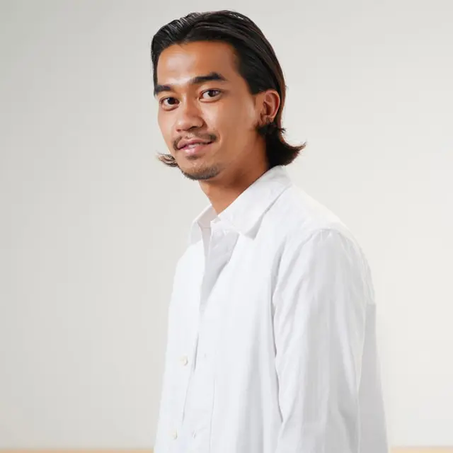 Model Rambut Pria Panjang Belah Tengah/Ilustrasi AI