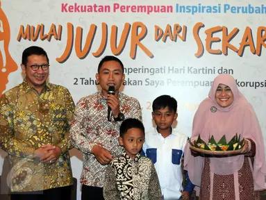 Bupati Batang, Yoyok Riyo Sudibyo (kedua kiri) memberi sambutan saat mendapat kejutan dari istri dan kedua anaknya usai berbicara pada seminar Kekuatan Perempuan Inspirasi Perubahan di Jakarta, Sabtu (23/4/2016). (Liputan6.com/Helmi Fithriansyah)