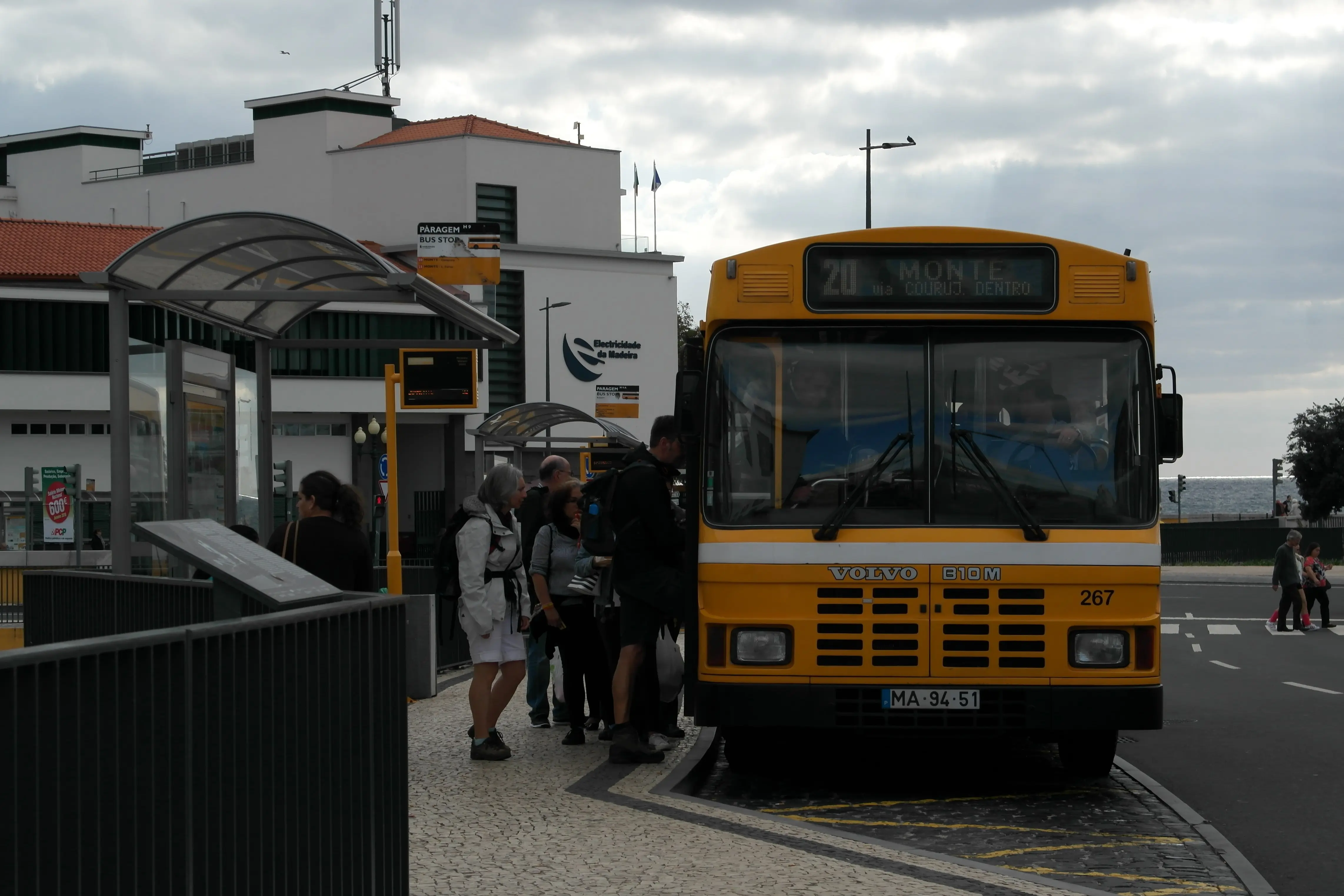Yellow Bus atau bus kuning menjadi kendaraan umum yang lazim di kota Funchal, Madeira. (Bola.com/Reza Khomaini)