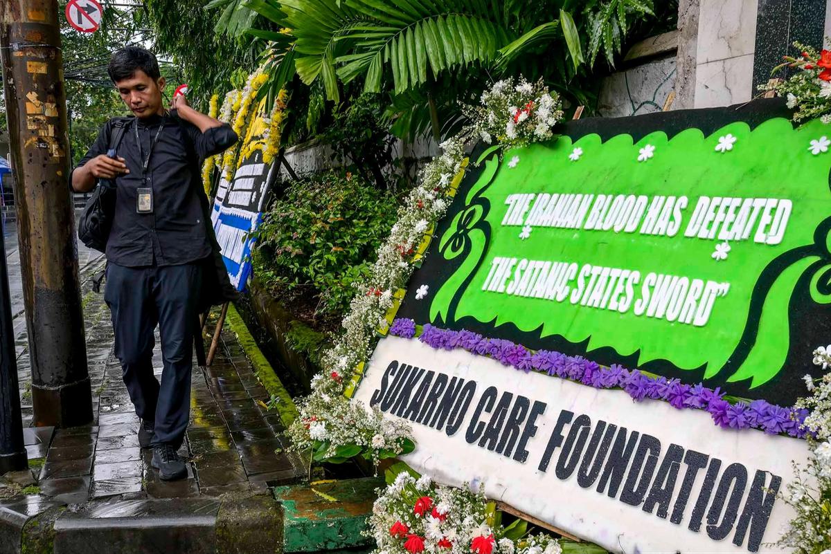 FOTO: Karangan Bunga Duka Cita untuk Ayatollah Ali Khamenei di Jakarta
