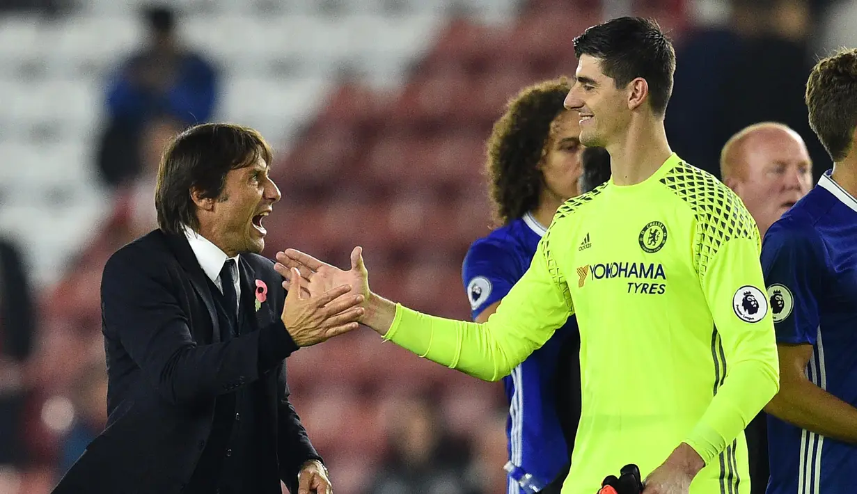 Antonio Conte (kiri) bersalaman dengan kiper Chelsea, Thibaut Courtois usai laga melawan Southampton pada lanjutan Premier League di St Mary's Stadium, Southampton, (30/10/2016). Chelsea menang 2-0. (AFP/Glyn Kirk)
