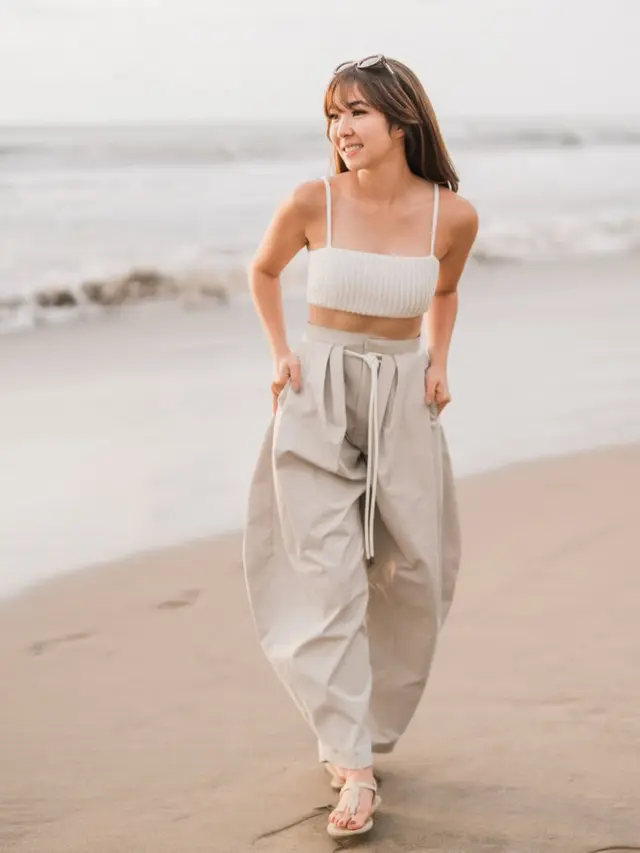 Gisella Anastasia saat bermain di pantai Bali. [@gisel_la]