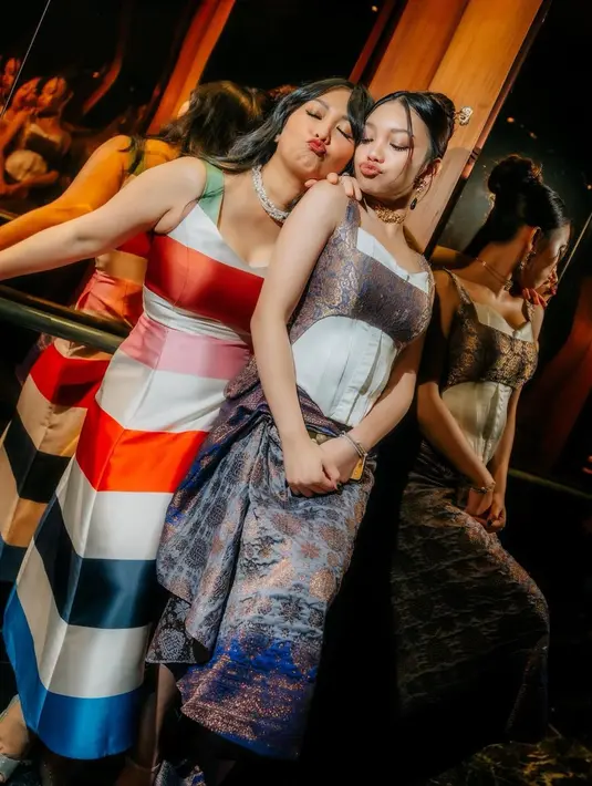 Ibu dan anak itu terlihat kerap tampil kompak. Seperti belum lama ini, pelantun lagu Hanya Dirimu (1993) itu membagikan potret bersama putri pertamanya. [Instagram/riafinola]