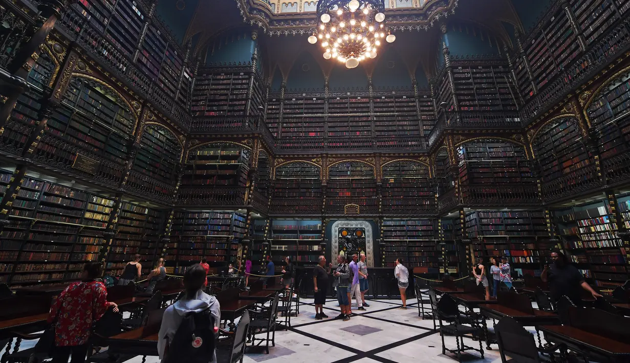 Suasana Royal Portuguese Cabinet of Reading di Rio de Janeiro, Brasil, 19 November 2018. Perpustakaan ini didirikan pada tahun 1837 oleh 43 imigran Portugis yang juga sebagai pengungsi politik. (Carl De Souza/AFP)