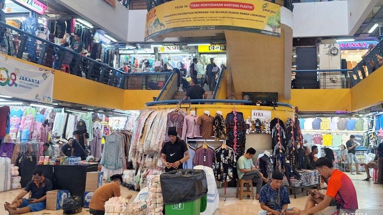 Puncak Keramaian Pasar Cipulir: Pedagang Siapkan Stok Idul Fitri Sebulan Jelang Ramadhan
