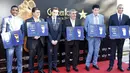 Lima pesepakbola peraih penghargaan Golden Foot 2015 berpose bersama, Monaco, Senin (21/9/2015). Golden Foot 2015 diraih lima orang yaitu Rinat Dasaev, Daniel Passarella, Gheorghe Hagi,  Trezeguet dan Eto'o. (AFP Photo/Valery Hache)