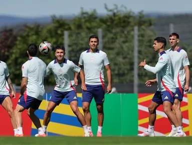 Para pemain Spanyol menghadiri sesi latihan MD-1 menjelang semifinal Euro 2024 di base camp tim di Donaueschingen, Senin (8/7/2024). (LLUIS GENE / AFP)