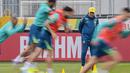 Pelatih kepala tim nasional Brasil, Carlo Ancelotti mengamati para pemainnya selama sesi latihan di Sao Paulo, pada 3 Juni 2025. (Nelson ALMEIDA/AFP)