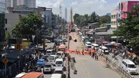 Sejumlah kendaraan mengalami kemacetan di Jalan Raya Cipulir, Jakarta, Kamis (30/4/2015). Pembangunan jalan layang terpanjang Tendean-Ciledug (9,3 kilometer) untuk transjakarta Koridor XIII berimbas pada kemacetan panjang . (Liputan6.com/Andrian M Tunay)