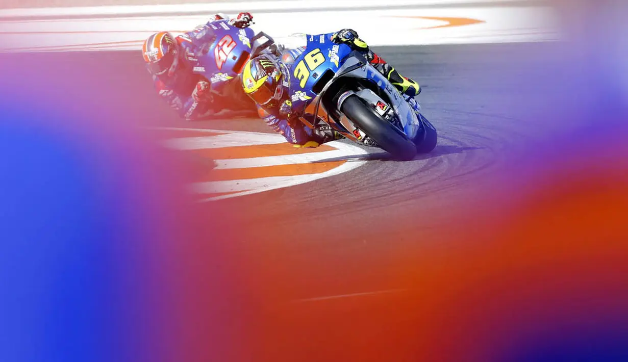 Pembalap Suzuki, Joan Mir, dibuntututi Alex Rins, saat beraksi pada balapan MotoGP Eropa di Sirkuit Ricardo Tormo, Valencia, Minggu (8/11/2020). Joan Mir finis pertama dengan catatan waktu 41 menit 37,297 detik. (AP/Alberto Saiz)