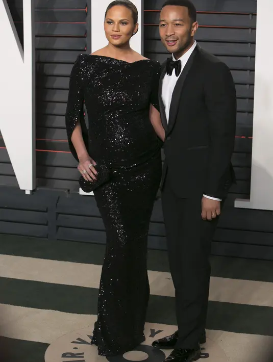 "Lucunya, Luna sangat menggemaskan, dirinya mirip sekali dengan mu John," tulis salah satu Netizen di foto tersebut. (AFP/Bintang.com)