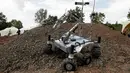 Sebuah robot saat beraksi di jalanan berbatu saat kompetisi internasional Mars robot yang berlangsung di Regional Sains – Technology, Polandia, (5/9/2015). 40 tim dari dua belas negara mengikuti perlombaan ini. (REUTERS/Pawel Malecki/Agencja Gazeta)