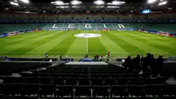 Suasana Stadion Pepsi Arena sebelum pertandingan yang sepi penonton setelah terkena sanksi dari UEFA, akibat ulah para suporter Legia yang bersikap rasial saat menjamu Borussia Dortmund, Warsawa, Polandia (2/11). (Reuters/Kacper Pempel)