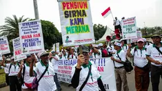 Massa yang tergabung dalam Forum Perjuangan Pensiun Perjan Pegadaian (FP3PP) menggelar aksi di depan Istana Negara, Jakarta, (25/10). Mereka menuntut pemerintah membayarkan pensiunan PNS Mantan PNS Perjan Pegadaian Depkeu. (Liputan6.com/Faizal Fanani)