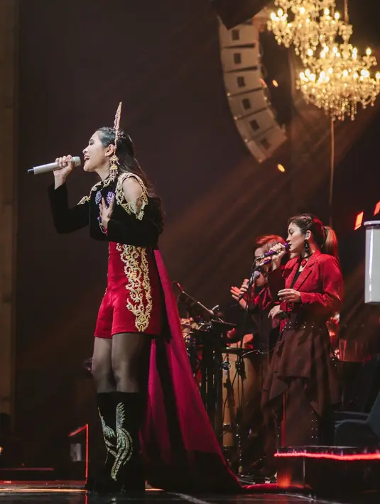 Maudy Ayunda tampil memesona bak ratu Jawa dengan short jumpsuit merah dengan sulaman benang emas, dipadu dengan outer seperti beskap berwarna hitam, dengan train panjang menjuntai hingga ke lantai, juga dihiasi dengan sulaman benang emas. [Foto: Instagram/maudyayunda]