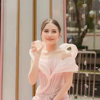Lihat di sini tampilan elegan Prilly Latuconsina bagai princess saat hadiri toko Miniso terbesar di dunia. [@prillylatuconsina96].