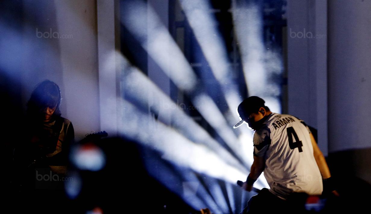 Band Gigi menghibur warga pada acara Asian Games Sport Festival di Taman Fatahilah, Jakarta, Sabtu (9/12/2017). Acara tersebut bertujuan untuk mempromosikan Asian Games 2018. (Bola.com/M Iqbal Ichsan)