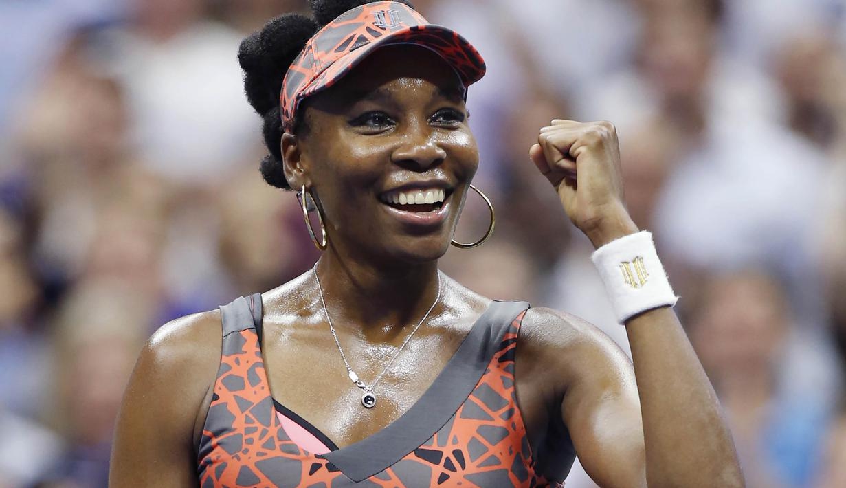 Petenis Amerika Serikat, Venus Williams, melakukan selebrasi usai mengalahkan petenis Ceko, Petra Kvitova, pada turnamen AS Terbuka di New York, Rabu (6/9/2017). Venus Williams menang 6-3, 3-6, 7-6 (7-2) atas Petra Kvitova. (AP/Kathy Willens)