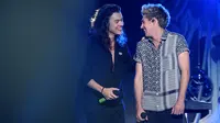 Aksi Harry Styles dan Niall Horan One Direction di acara iHeart Radio Jingle Ball di Staples Center, Los Angeles, Jumat (4/12). Konser itu menjadi terakhir kalinya mereka tampil bersama di Amerika. (Christopher Polk/Getty Images untuk iHeartMedia/AFP)