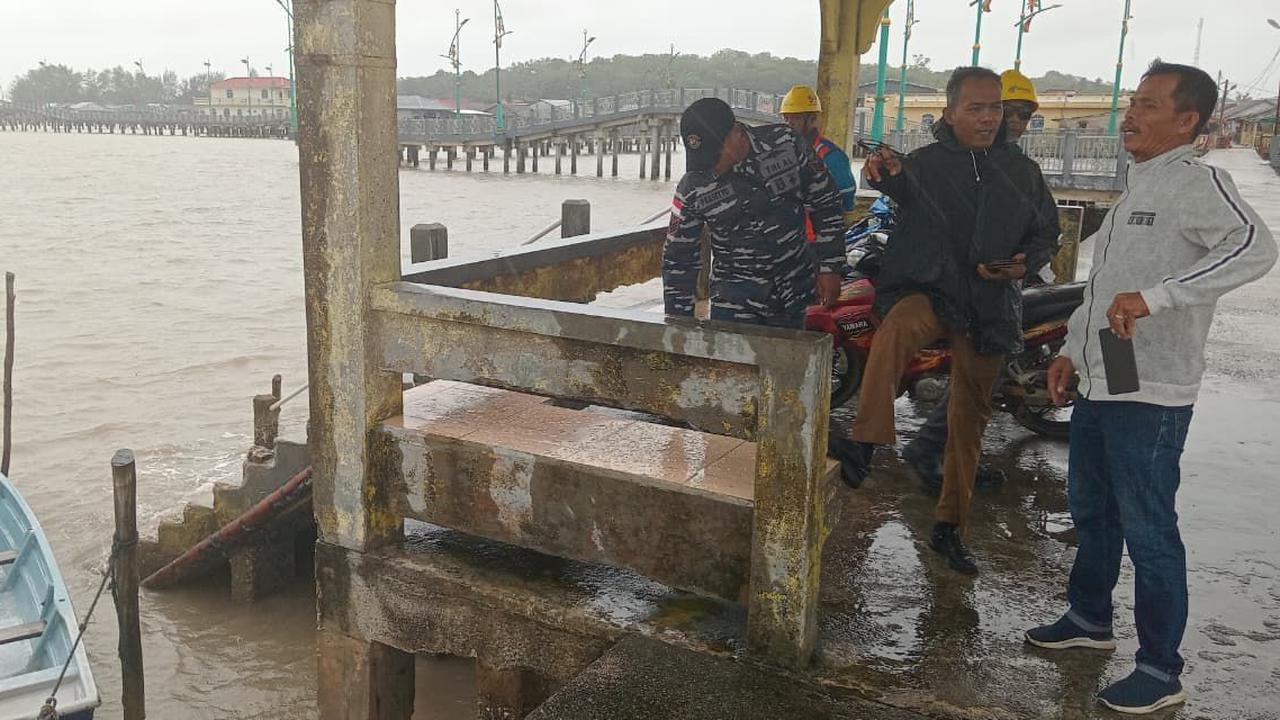 TNI AL Evakuasi Korban Kapal Tenggelam di Perairan Senggarang, Semua Penumpang Selamat