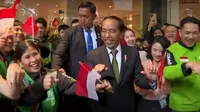 Jokowi saat tiba di Vietnam disambut meriah WNI di sana. (Foto: YouTube Sekretariat Presiden)