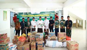 Pejabat (Pj) Ketua Umum Pengurus Besar Nahdlatul Ulama (PBNU), KH Zulfa Mustofa menyerahkan bantuan kemanusiaan berupa uang tunai Rp1 miliar dan 3.000 paket sembako untuk korban bencana di Aceh.