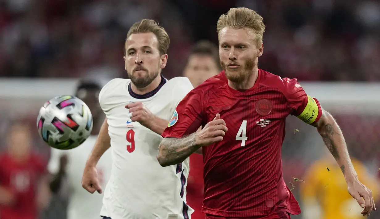 Simon Kjaer. Bek tengah Denmark berusia 35 tahun yang kini tengah menjalani musim ke-4 bersama AC Milan ini menjadi pemain aktif dengan penampilan terbanyak bagi Tim Dinamit dengan mengoleksi 121 caps sejak melakukan debut pada 6 Juni 2009. Piala Dunia 2022 Qatar akan menjadi Piala Dunia ketiganya, setelah sebelumnya ia tampil pada edisi 2010 dan 2018. Dari kedua edisi tersebut ia total tampil dalam 6 laga bersama Timnas Denmark. (AFP/Pool/Frank Augstein)
