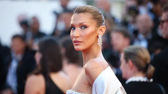 Perhiasaan Bella Hadid di Film Festival Cannes 2026.  Photo by VALERY HACHE / AFP