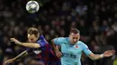 Gelandang Barcelona, Ivan Rakitic berebut bola udara dengan pemain Slavia Praha, Vladmir Coufal pada pertandingan lanjutan Grup F Liga Champions di stadion Camp Nou, Spanyol (5/11/2019). Barcelona bermain imbang 0-0 atas Slavia Praha. (AP Photo/Emilio Morenatti)