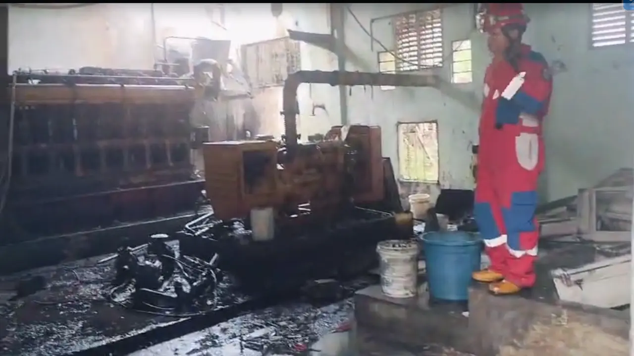 Sebuah pabrik kosong di Jalan Kamal Muara RT 01/03, Kelurahan Kamal Muara, Penjaringan, Jakarta Utara, terbakar, Selasa (3/2/2026). Api kebakaran diduga dipicu percikan las saat pekerjaan berlangsung (Istimewa)