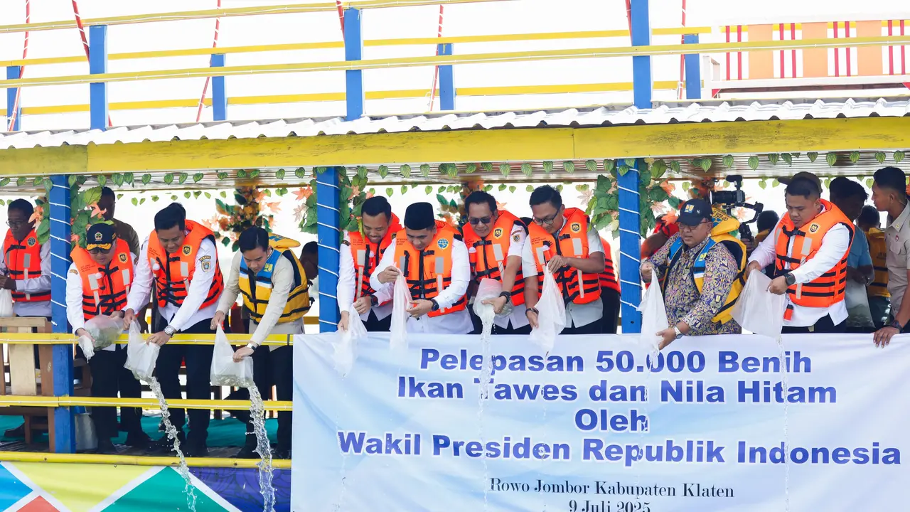Dorong Perekonomian Warga, Gubernur Jateng Dampingi Wapres Tebar 50 Ribu Benih Ikan di Rowo Jombor