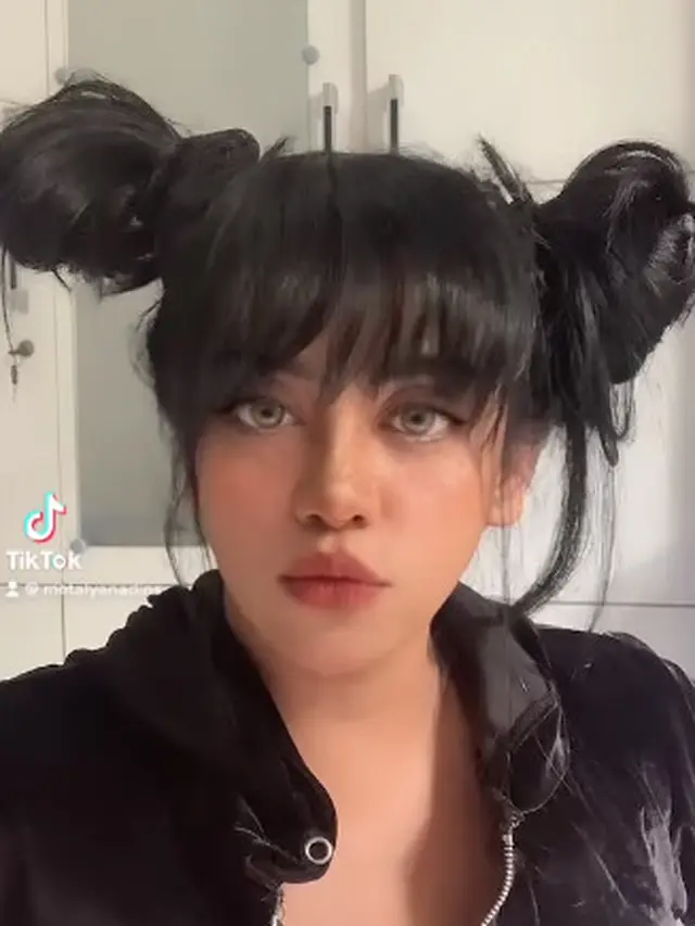 6 Potret Wanita yang Disebut Billie Eilish 'Versi Nganjuk', Mirip Banget Bak Kembar