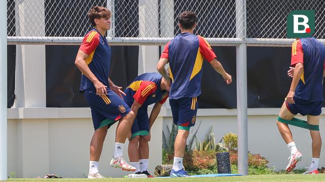 Foto: Enggak Kuat Cuaca Terik Kota Solo, Pemain Muda Barcelona Ini Akhirnya Pilih Tempat Teduh saat Latihan Bersama Timnas Spanyol U-17