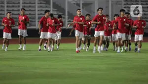 Pemain Timnas Indonesia U-23 mengikuti sesi latihan resmi jelang laga perdana ASEAN U-23 Championship 2025 melawan Brunei Darussalam di Stadion Madya, Kompleks Gelora Bung Karno, Senayan, Jakarta, Senin (14/7/2025). (Liputan6.com/Helmi Fithriansyah)