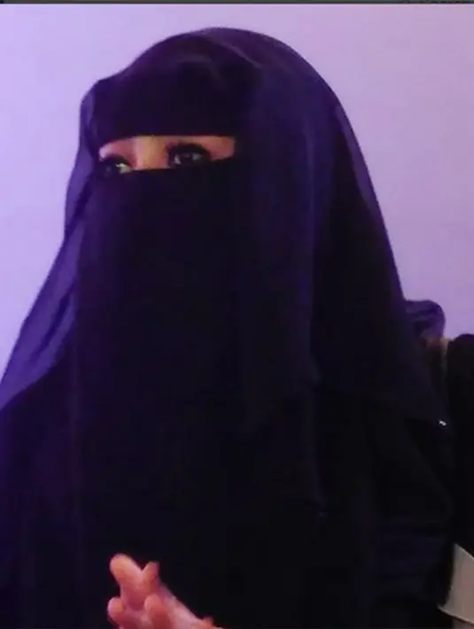 Perempuan bermata indah yang akrab disapa Aya itu, membenarkan bahwa dirinya sudah sah menjadi istri Indra Brugman. (Via Instagram/@soraya_abdullah_real)