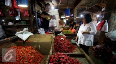 Seorang pedagang cabai melayani pembelinya di Pasar Impres Senen, Jakarta, Selasa (15/11). Kementrian Perdagangan akan menggelar operasi pasar melalui kemitraan dengan PT Perusahaan  Perdagangan Indonesia (Persero). (Liputan6.com/Gempur M. Surya)