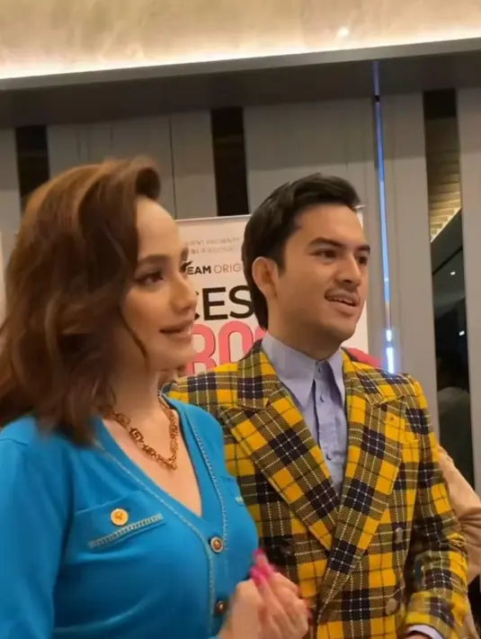 Kebersamaan Syifa Hadju dan Rizky Nazar ini seketika jadi pusat perhatian. Keduanya terlihat mesra sebagai pasangan kekasih, juga sebagai bintang utama dalam serial film terbaru mereka. Mengingat keduanya sukses membintangi film bareng dengan judul Till Death Do Us Part, The Way I Love You, hingga Danur. (Liputan6.com/IG/anzani4541)