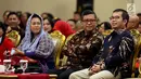 Sekertaris Jenderal Partai PDI Perjuangan Hasto Kristiyanto (tengah) bersama Ketua UKP-PIP Yudi Latif (kanan) dan Direktur Wahid Foundation Yenny Wahid menghadiri acara Simposium Nasional di Jakarta, Senin (14/8). (Liputan6.com/Johan Tallo)